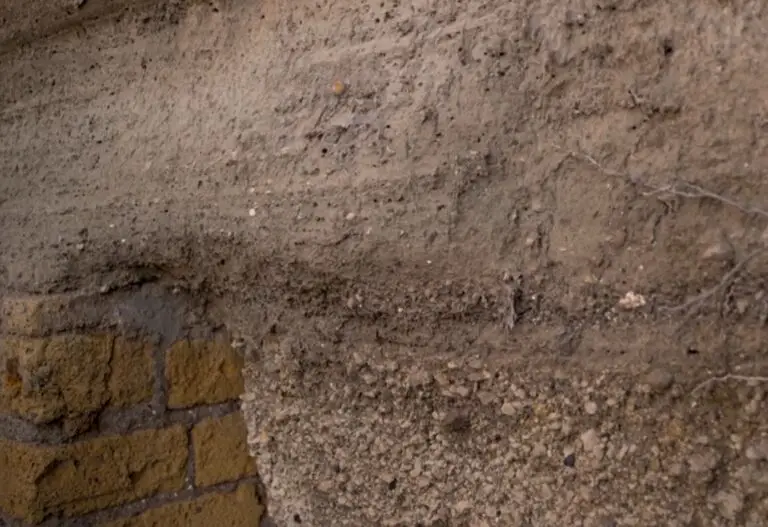 Descobreix les dues fases de l’erupció del Vesuvi l’any 79 dC, visibles als estrats de Pompeia: caiguda de cendra i fluxos piroclàstics