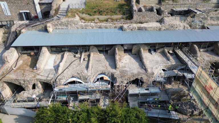 Vista frontal de les restes arqueològiques de l’Insula meridionalis a Pompeia amb bastides i cobertes metàl·liques per a la conservació